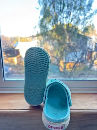 Zuecos Crocs azules con plataforma talla 26 - miniatura 2
