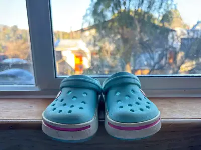 Zuecos Crocs azules con plataforma talla 26 - miniatura 4