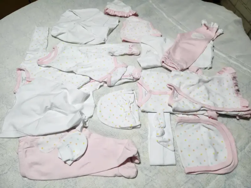 Set de ropa de bebé recién nacido en tonos pastel - 1