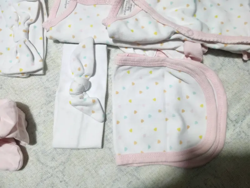 Set de ropa de bebé recién nacido en tonos pastel - 2