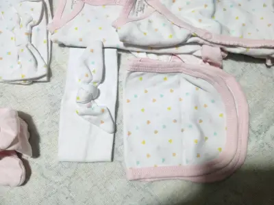 Set de ropa de bebé recién nacido en tonos pastel - miniatura 2