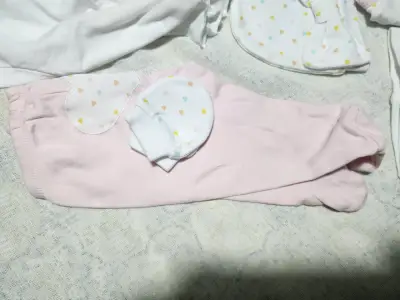Set de ropa de bebé recién nacido en tonos pastel - miniatura 4