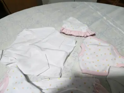 Set de ropa de bebé recién nacido en tonos pastel - miniatura 6