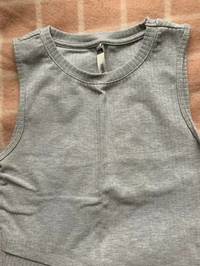 Polera sin mangas gris talla S - miniatura 1