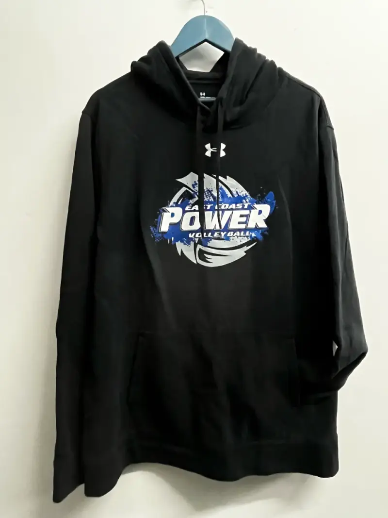 Polerón negro Under Armour con diseño de voleibol - 1