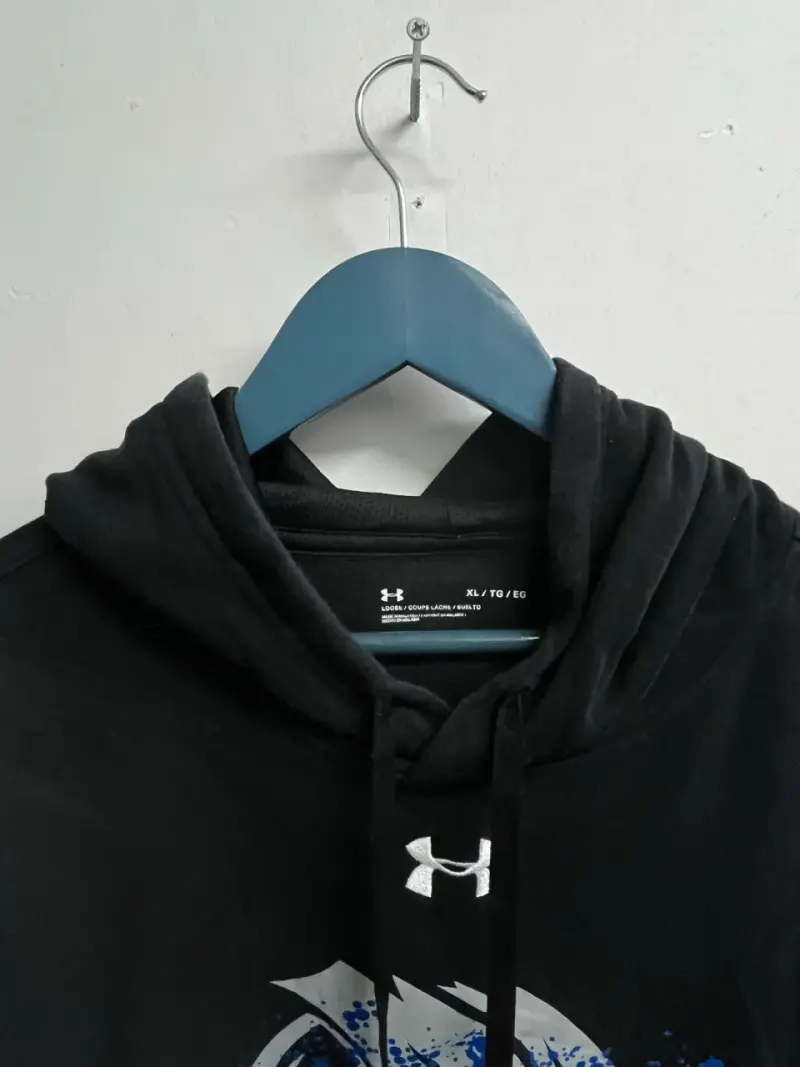 Polerón negro Under Armour con diseño de voleibol - 2