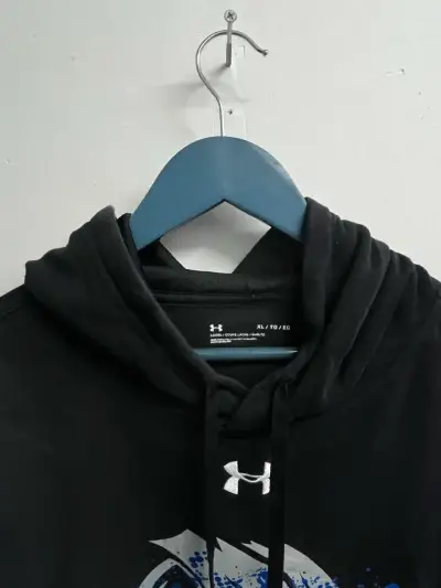 Polerón negro Under Armour con diseño de voleibol - miniatura 2