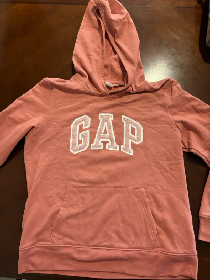 Polerón con capucha GAP rosado para mujer