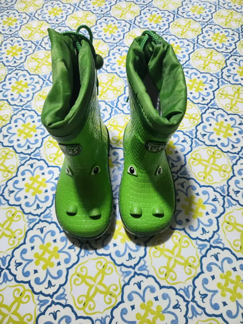 Botas de lluvia infantiles verdes con diseño de cocodrilo - 1
