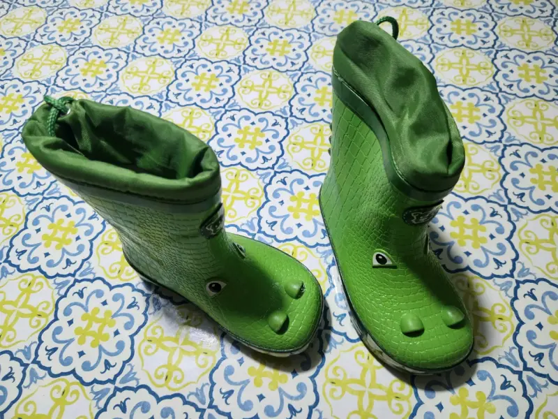 Botas de lluvia infantiles verdes con diseño de cocodrilo - 2