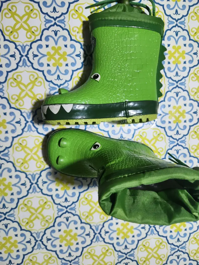 Botas de lluvia infantiles verdes con diseño de cocodrilo - 3