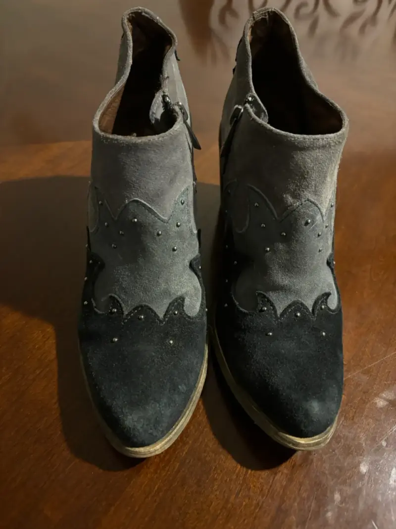 Botines de gamuza gris y negro con tachas