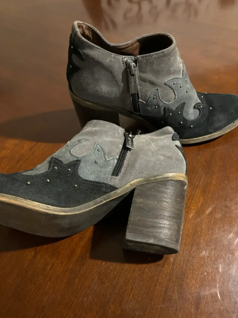 Botines de gamuza gris y negro con tachas - 2