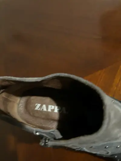 Botines de gamuza gris y negro con tachas - miniatura 3