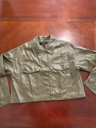 Chaqueta corta de cuero sintético verde oliva - miniatura 1