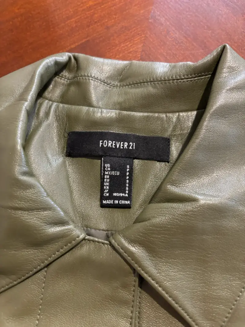 Chaqueta corta de cuero sintético verde oliva - 2