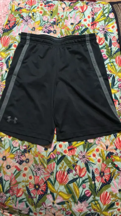 Shorts deportivos negros Under Armour para hombre - miniatura 1