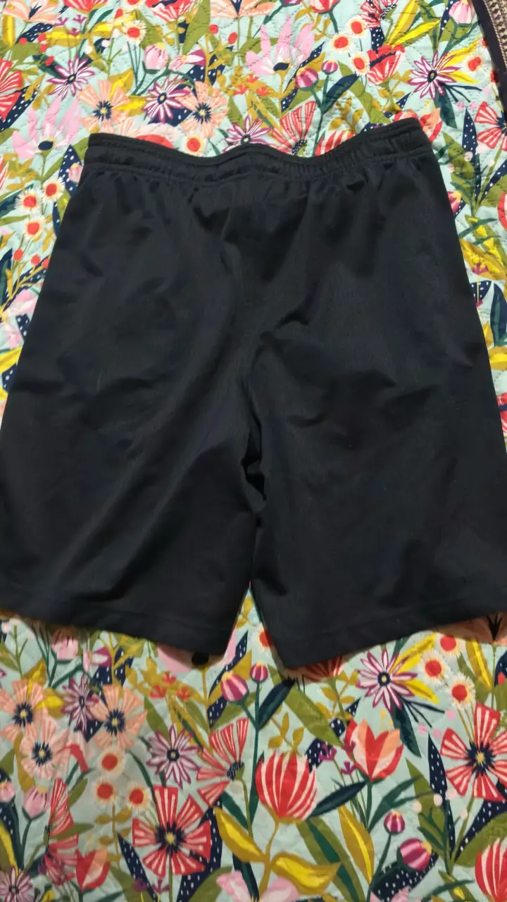 Shorts deportivos negros Under Armour para hombre - 2