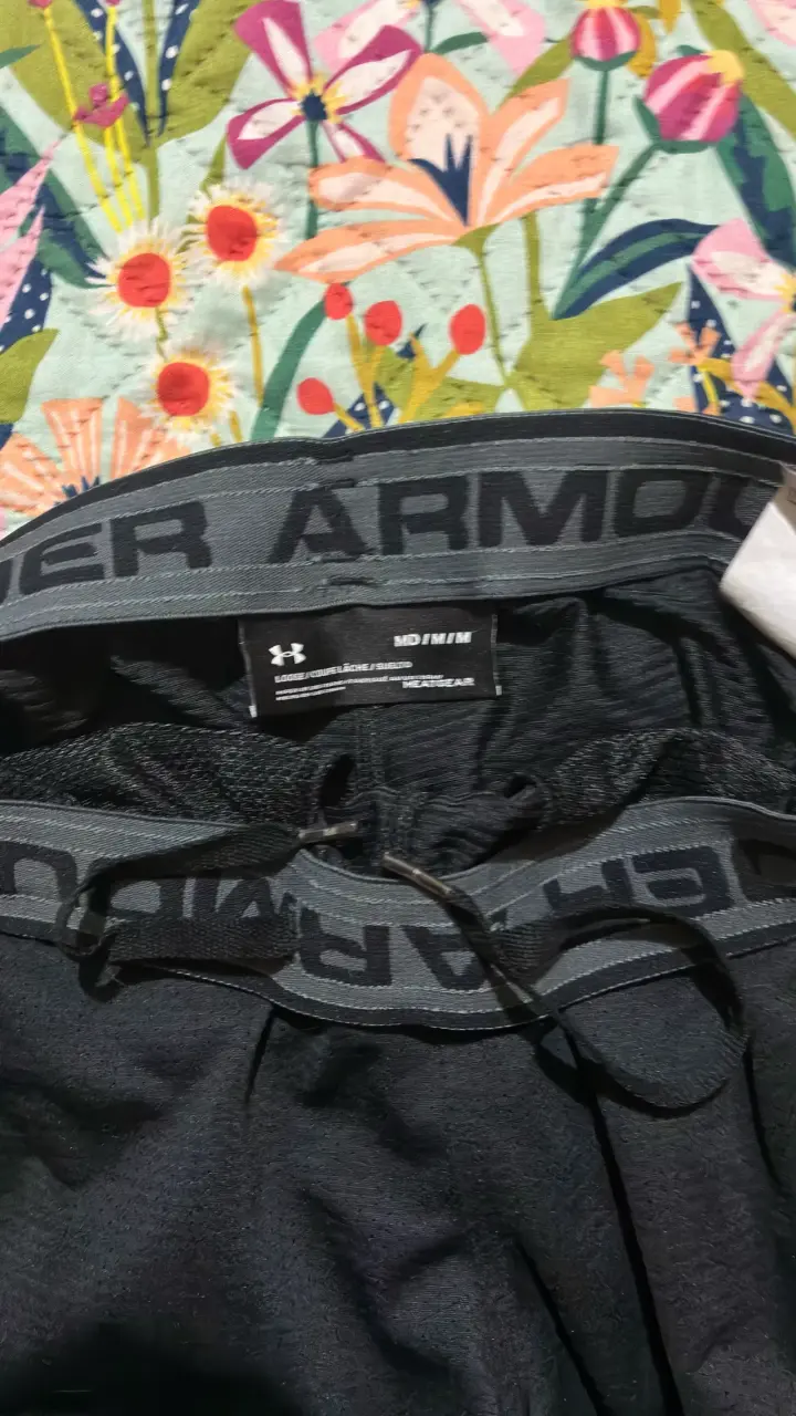 Shorts deportivos negros Under Armour para hombre - 3