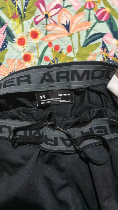 Shorts deportivos negros Under Armour para hombre - miniatura 3
