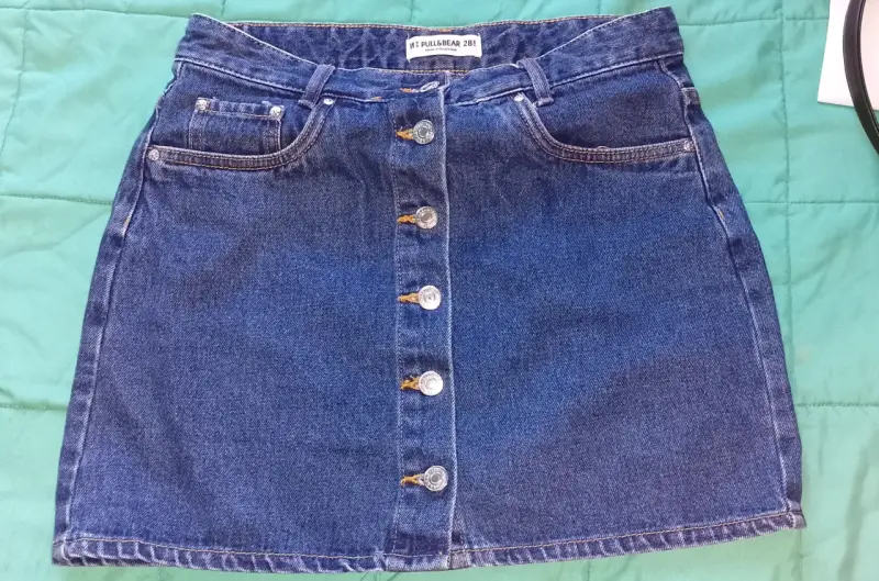 Falda de mezclilla azul con botones Pull&Bear - 1