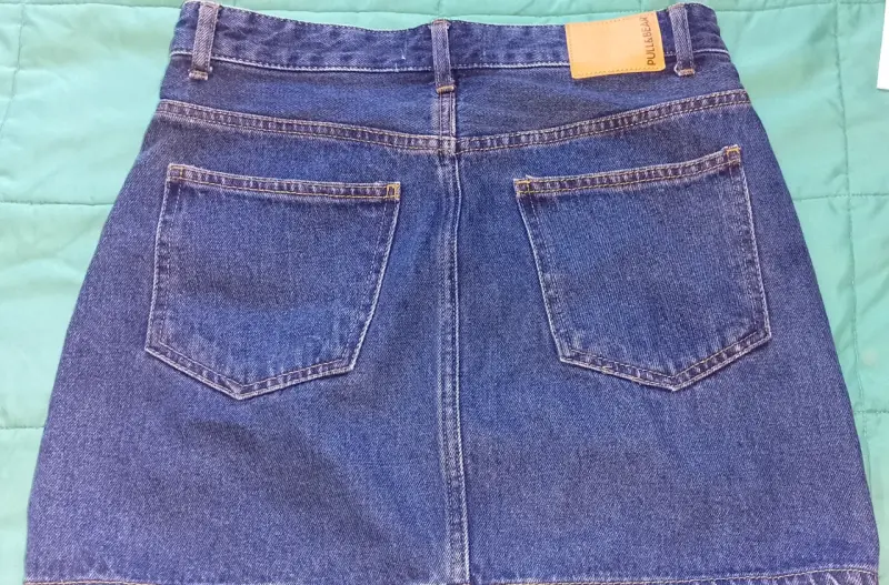 Falda de mezclilla azul con botones Pull&Bear - 2