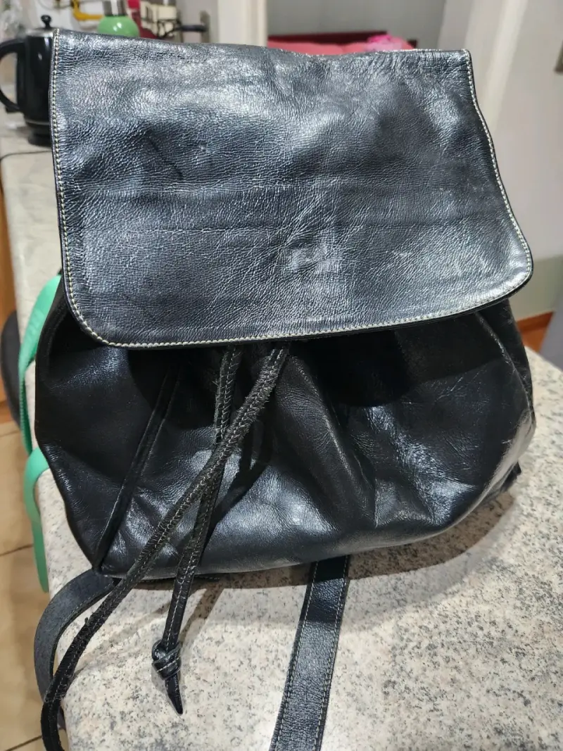 Mochila de cuero negra con interior estampado