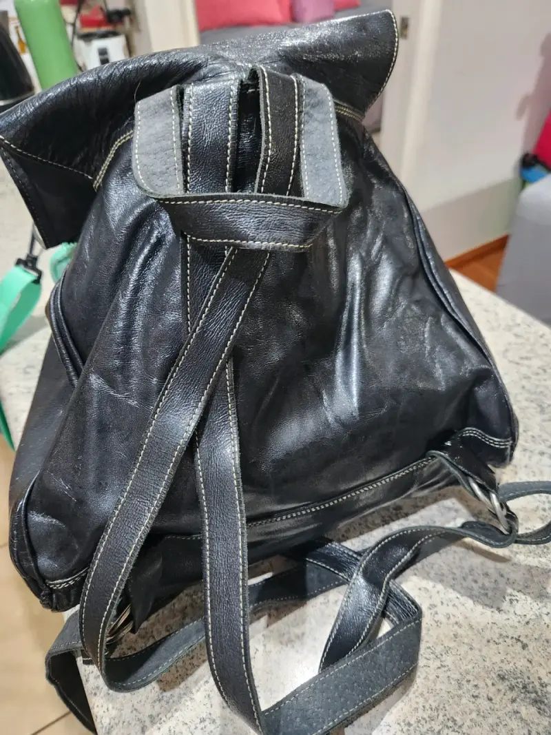 Mochila de cuero negra con interior estampado - 2