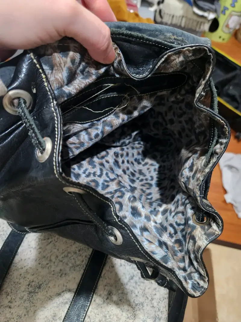 Mochila de cuero negra con interior estampado - 3