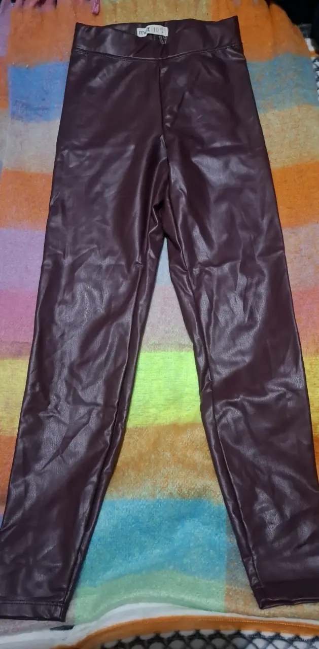 Leggings de cuero sintético burdeo para niña