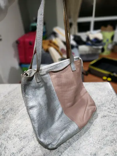 Bolso de hombro bicolor en cuero - miniatura 1