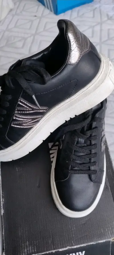 Zapatillas negras DKNY con detalles metálicos - miniatura 1