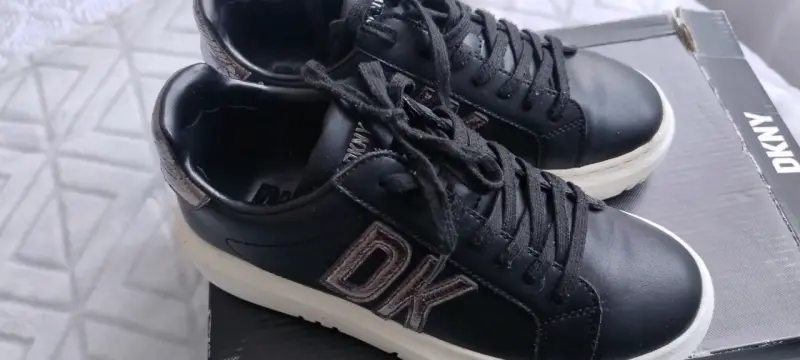 Zapatillas negras DKNY con detalles metálicos - 2