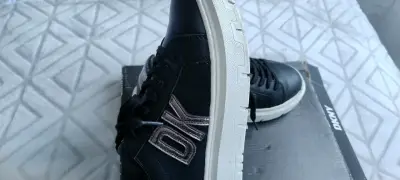 Zapatillas negras DKNY con detalles metálicos - miniatura 3