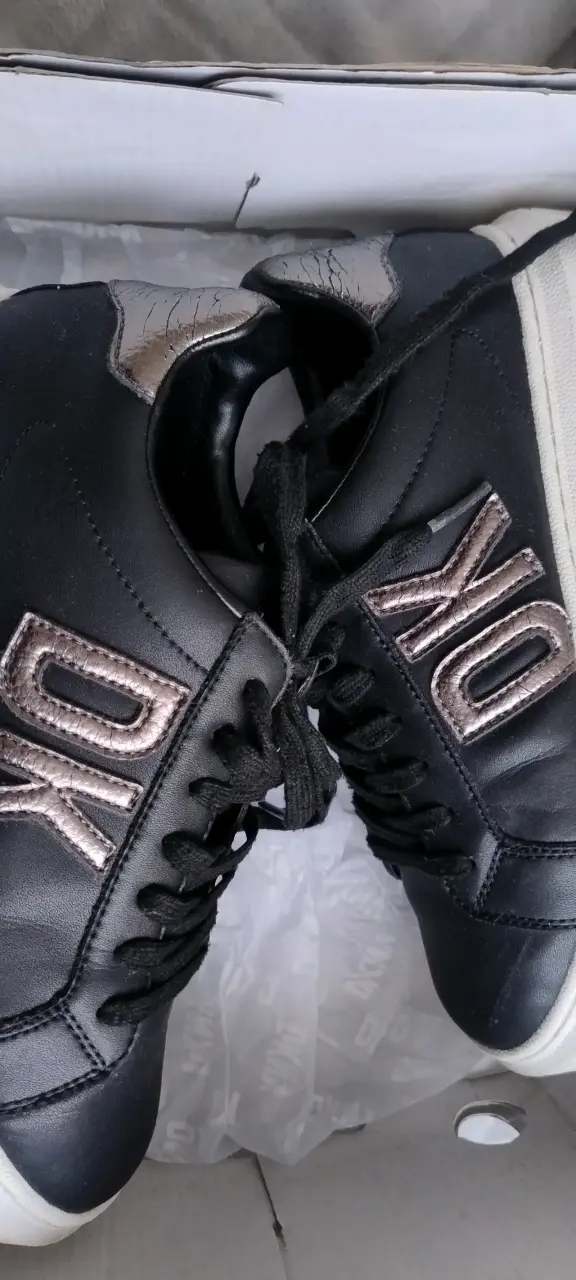 Zapatillas negras DKNY con detalles metálicos - 4