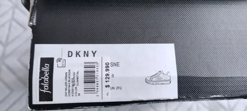 Zapatillas negras DKNY con detalles metálicos - 5