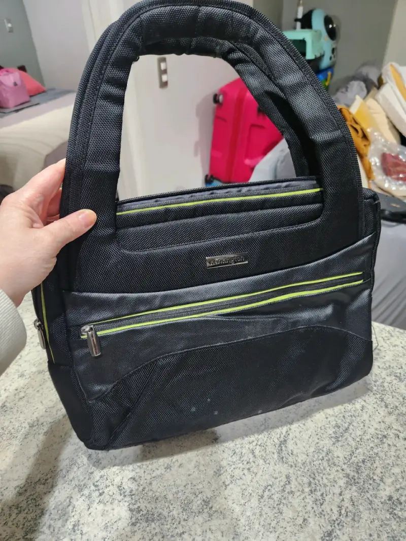 Bolso para laptop Kensington negro con compartimentos