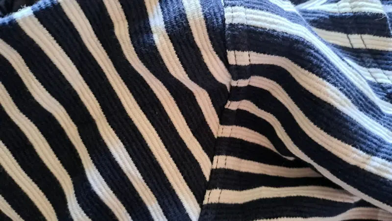 Polera rayada blanca y negra para mujer - 2