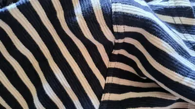 Polera rayada blanca y negra para mujer - miniatura 2