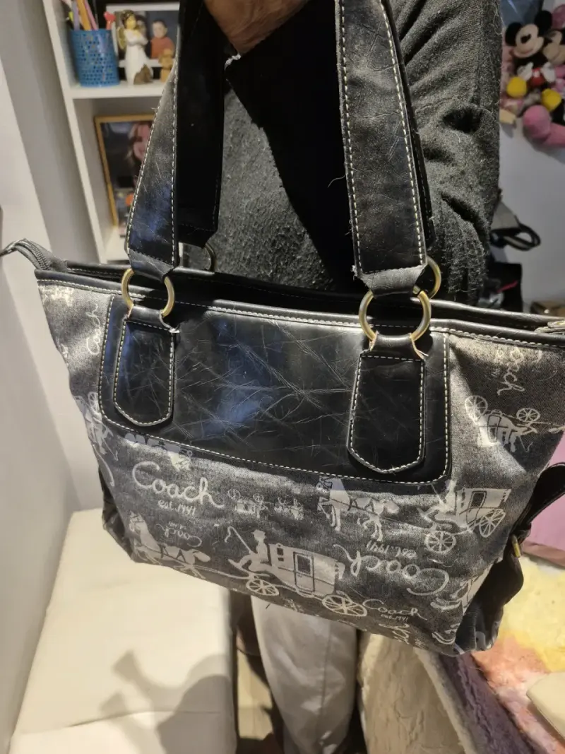 Bolso de mano Coach negro con diseño clásico - 1
