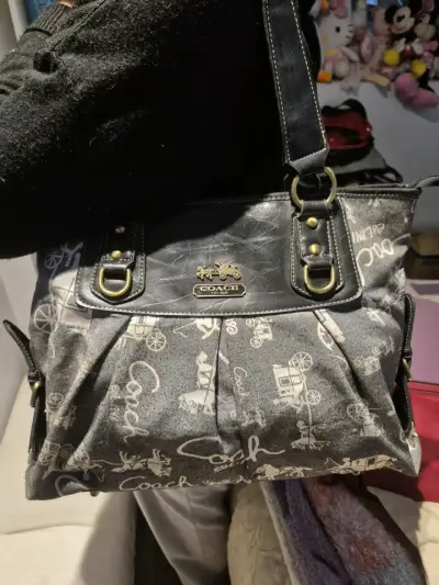 Bolso de mano Coach negro con diseño clásico - miniatura 3