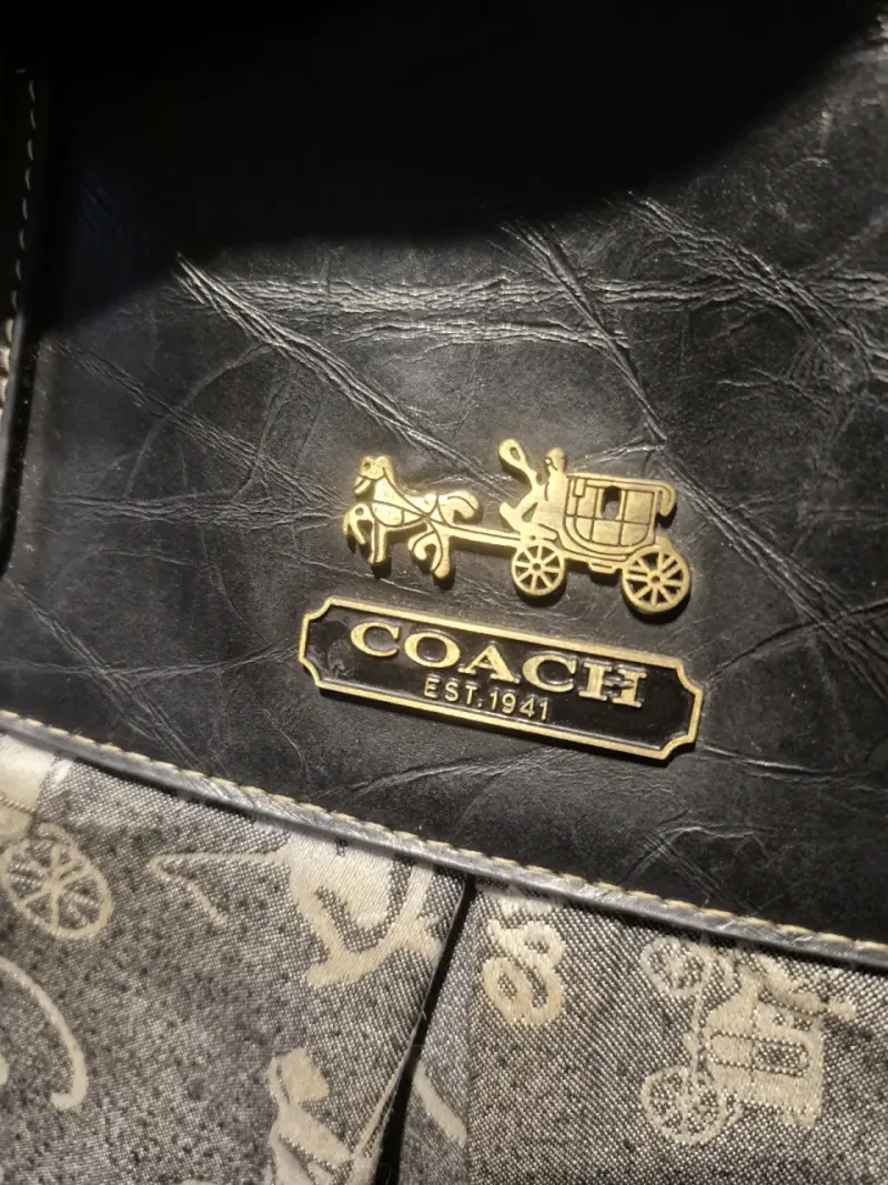 Bolso de mano Coach negro con diseño clásico - 4