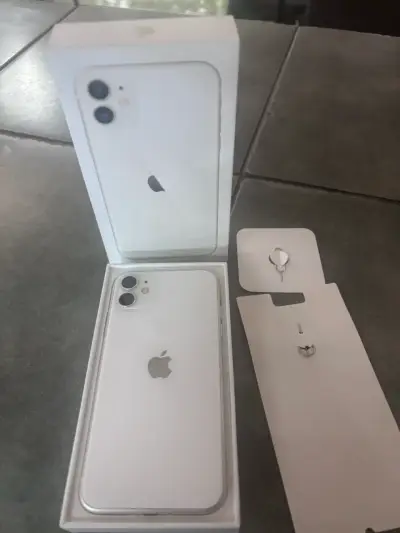 iPhone 11 Blanco en Buen Estado - miniatura 1