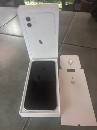 iPhone 11 Blanco en Buen Estado - miniatura 2
