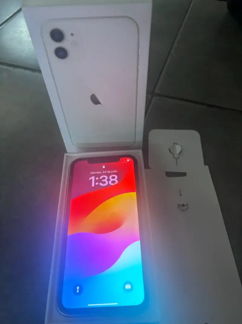 iPhone 11 Blanco en Buen Estado - 3
