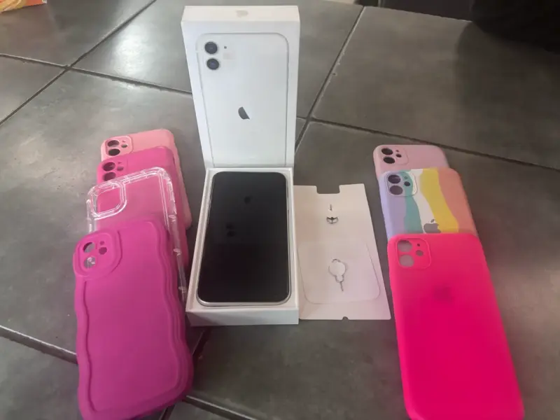 iPhone 11 Blanco en Buen Estado - 5