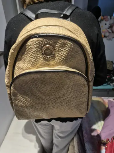 Mochila beige de cuero sintético con detalle metál - miniatura 1