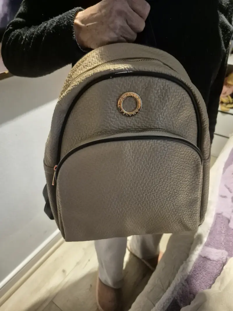 Mochila beige de cuero sintético con detalle metál - 2