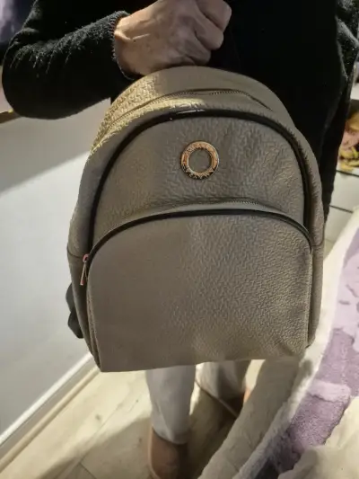 Mochila beige de cuero sintético con detalle metál - miniatura 2