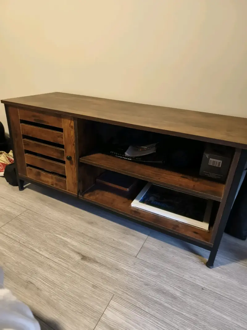 Mueble de TV de madera rústico con estantes - 1